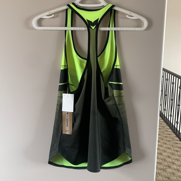 BNWT Women’s Small Nike Tennis Top - Picture 3 of 4